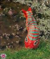 un chat peint en imitation poisson, ça passe le temps, l'histoire ne dit pas si il a apprécié.